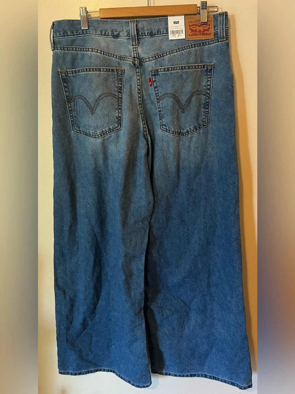 Levi's '94 Baggy Wide Leg jeans in a light-to-medium wash 32x31 NWT